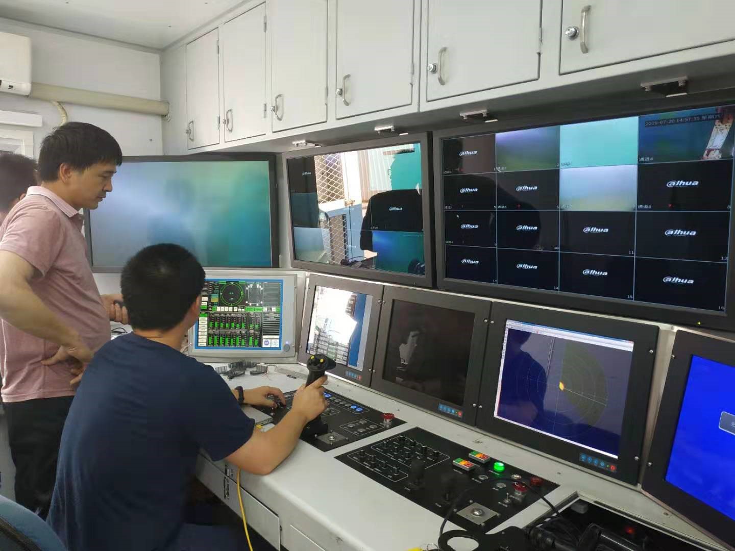 广海局ROV室主任陈宗恒操作ROV.jpg