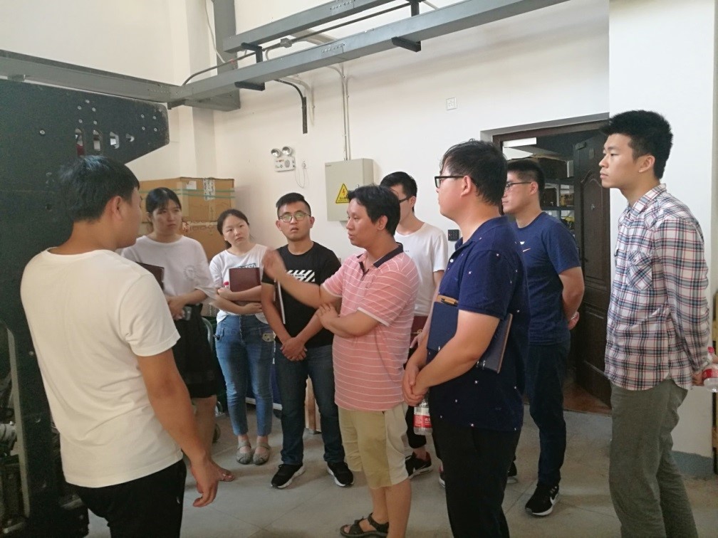参观1.jpg